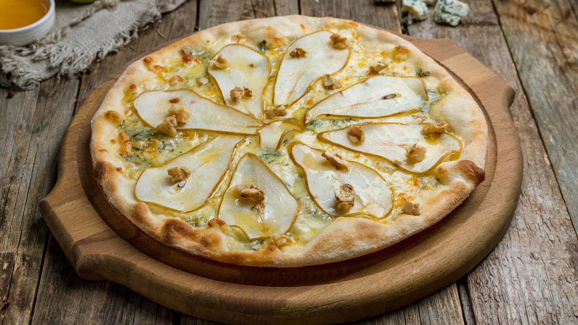 Пицца с грушей и горгонзолой